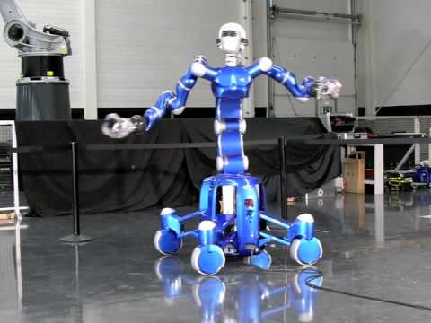 Rollin&#039; Justin Robot Catches Balls Tossed in its Direction