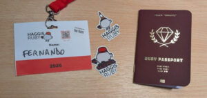 Imagen de mi acreditación a la conferencia, un par de stickers y mi pasaporte Ruby