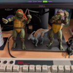 Otra foto de mi escritorio. Con Mikey y Donnie siempre recordándome que coma más pizza y un Parasaurolophus, mi dinosaurio favorito. ¿Cuál es tu dinosaurio favorito?