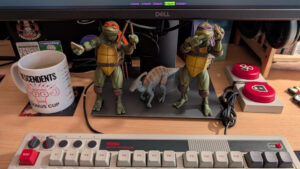 Otra foto de mi escritorio. Con Mikey y Donnie siempre recordándome que coma más pizza y un Parasaurolophus, mi dinosaurio favorito. ¿Cuál es tu dinosaurio favorito?