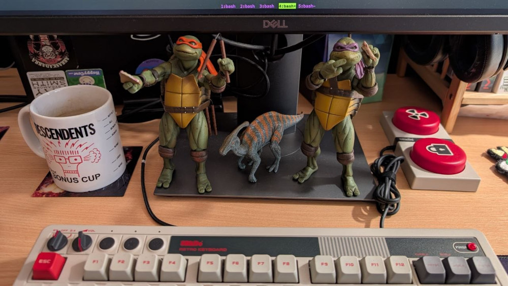 Otra foto de mi escritorio. Con Mikey y Donnie siempre recordándome que coma más pizza y un Parasaurolophus, mi dinosaurio favorito. ¿Cuál es tu dinosaurio favorito?