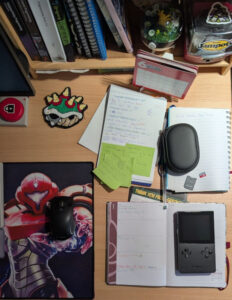 Mi escritorio al finalizar la jornada laboral de hoy viernes